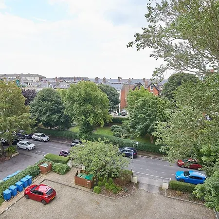 Host & - 15 Easby Hall Apartament *