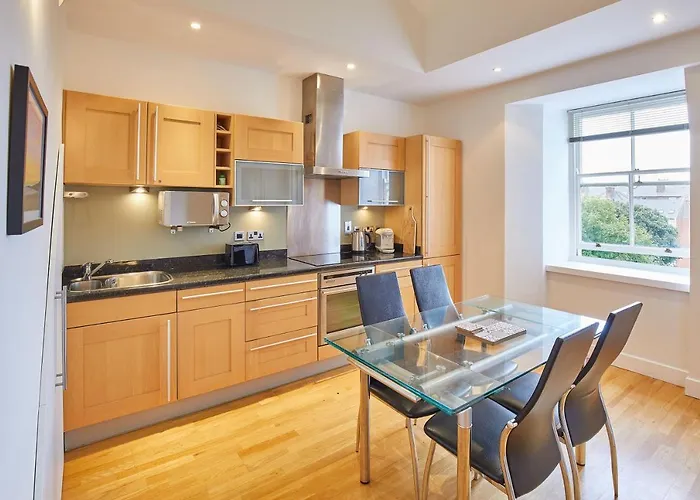 Host & - 15 Easby Hall